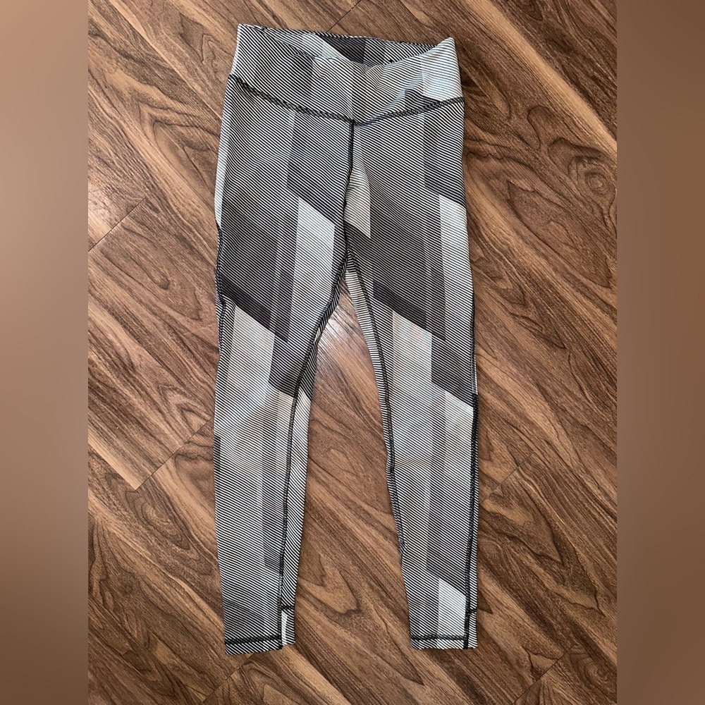 Reebok Gray Pattern Leggings For Women Size S gently used